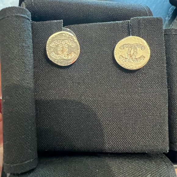 Chanel 19A Papyrus CC Disc Stud Earrings - Picture 8 of 9
